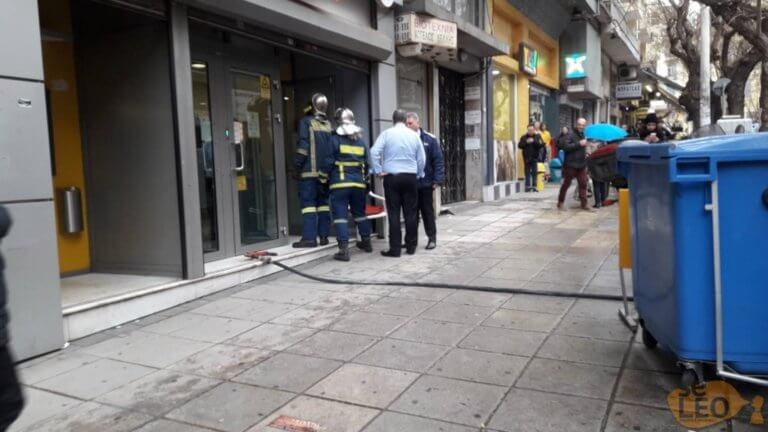 Έληξε το θρίλερ με τον άνδρα που απειλούσε να βάλει φωτιά σε τράπεζα – video | Newsit.gr Έληξε το θρίλερ με τον άνδρα που απειλούσε να βάλει φωτιά σε τράπεζα – video | Newsit.gr