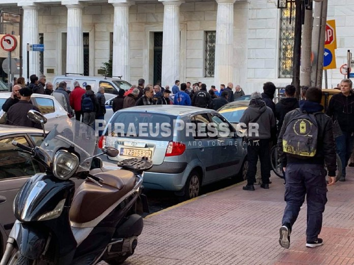 Πανικός στο λιμάνι του Πειραιά! Έκλεψε αυτοκίνητο και χτύπησε άλλα δέκα σταθμευμένα!