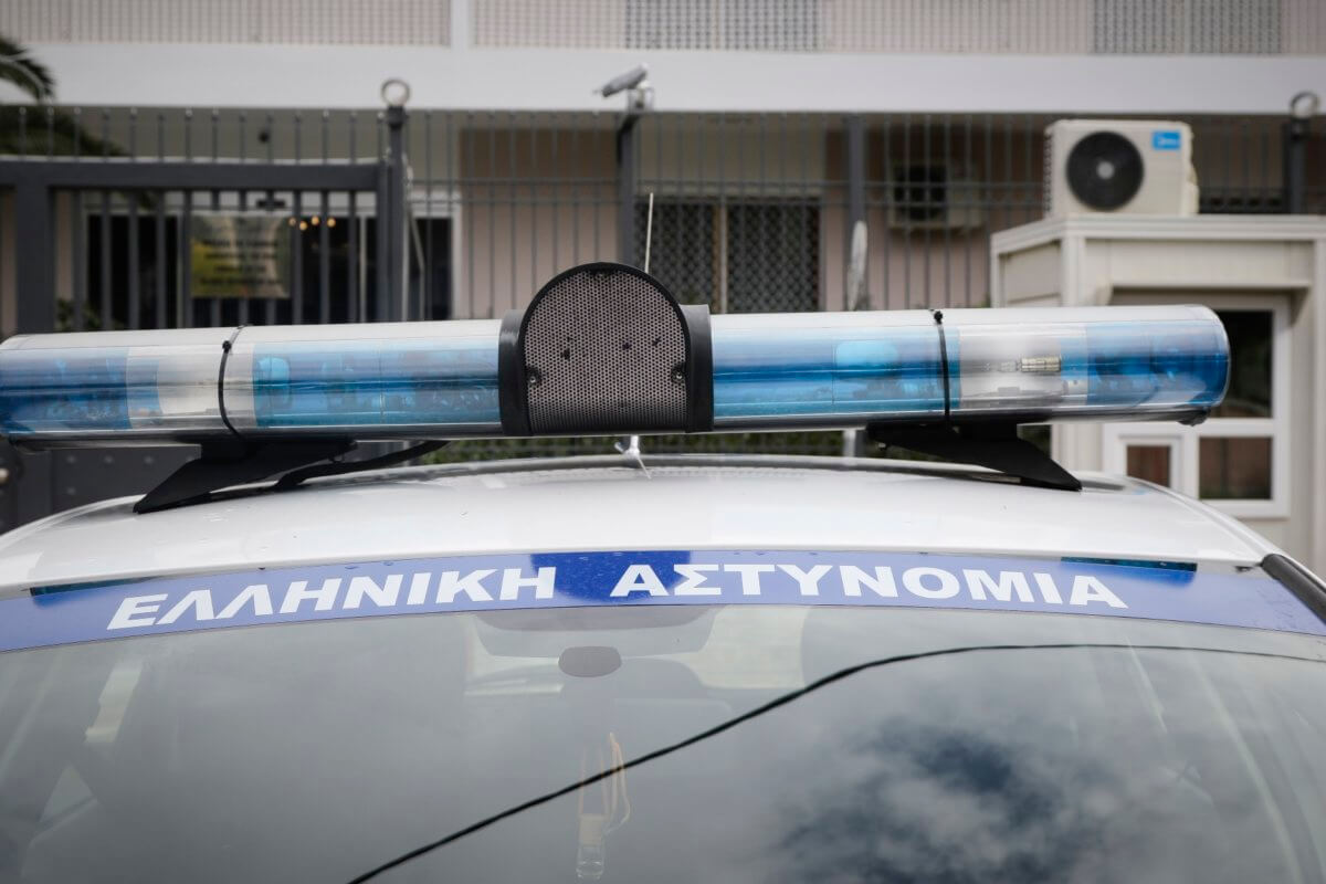 Θεσσαλονίκη: Χειροπέδες σε 26χρονο που «άνοιγε» αυτοκίνητα σε πάρκινγκ