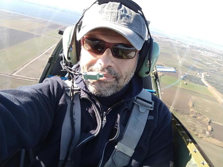 Μεσολόγγι: Αυτός είναι ο πιλότος του αεροσκάφους που κατέπεσε – Άκαρπες οι έρευνες – video, pics