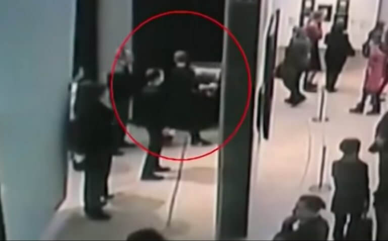 Μόσχα: Ανενόχλητος! Πήρε τον πανάκριβο πίνακα ζωγράφου ελληνικής καταγωγής… κι έφυγε! video | Newsit.gr Μόσχα: Ανενόχλητος! Πήρε τον πανάκριβο πίνακα ζωγράφου ελληνικής καταγωγής… κι έφυγε! video | Newsit.gr