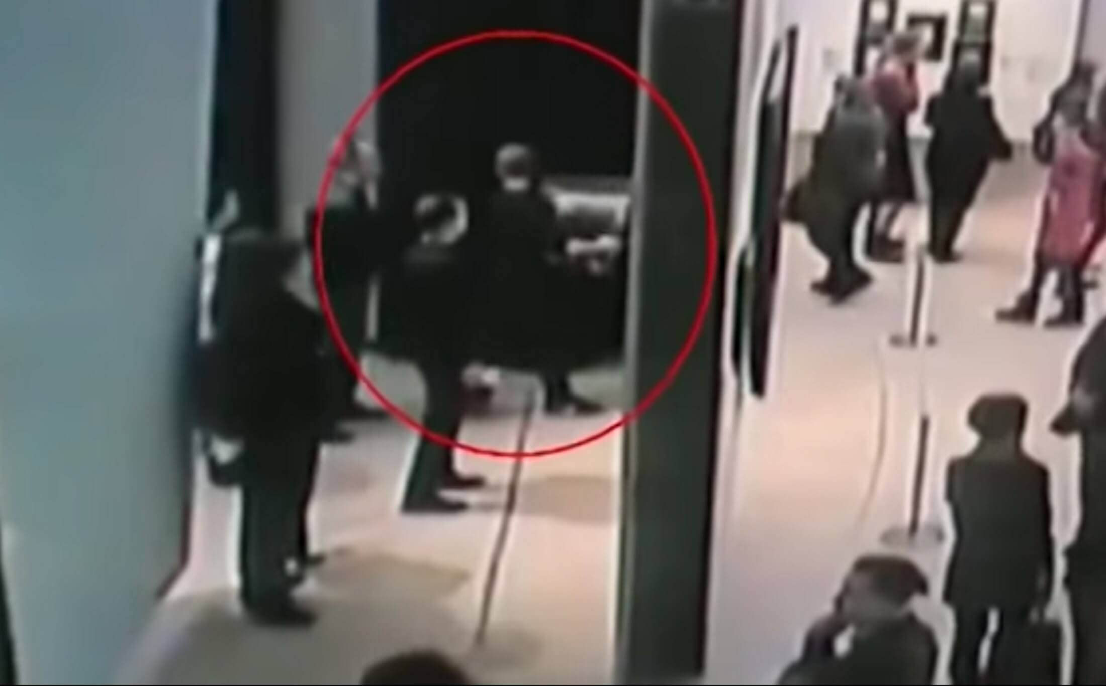 Μόσχα: Ανενόχλητος! Πήρε τον πανάκριβο πίνακα ζωγράφου ελληνικής καταγωγής… κι έφυγε! video