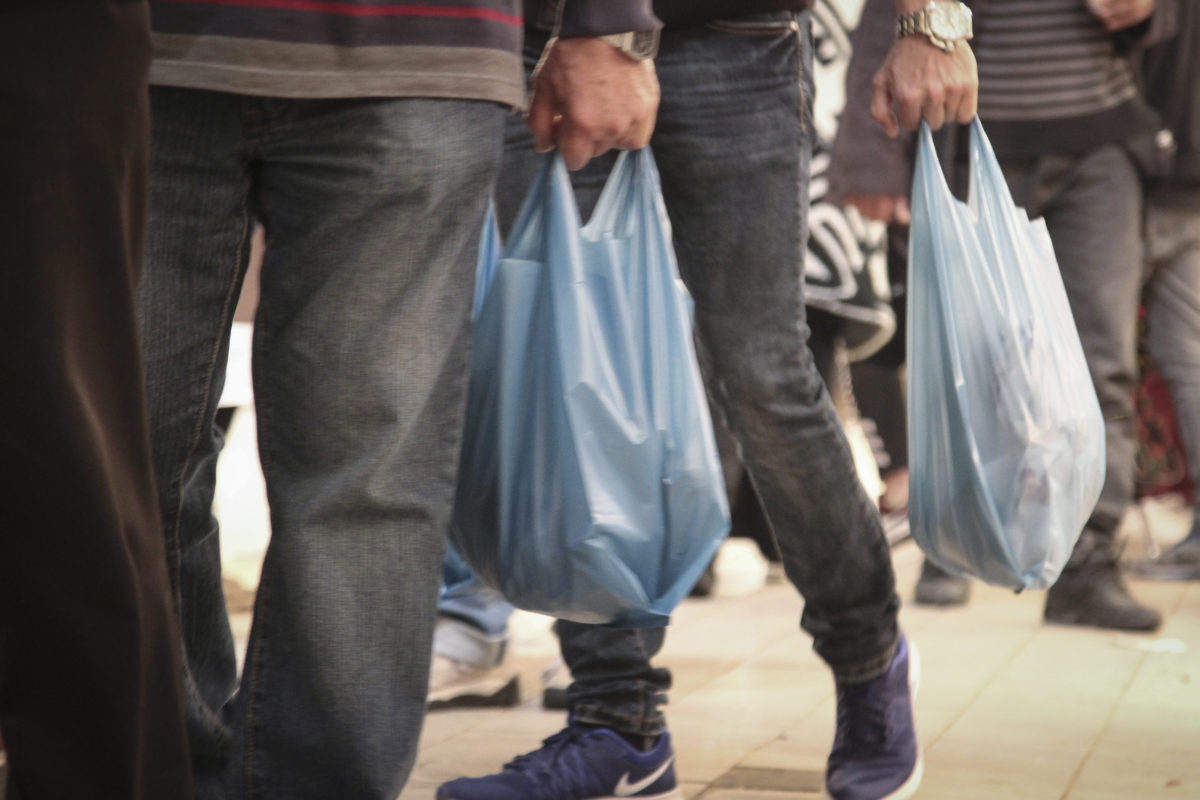Πλαστική σακούλα: Αυξήθηκε από σήμερα η τιμή της – Πόσο θα χρεώνεται