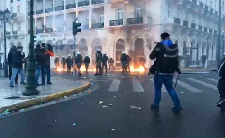 Συλλαλητήριο - Μακεδονία LIVE: Μολότοφ, χημικά και νέος γύρος επεισοδίων στο Σύνταγμα!