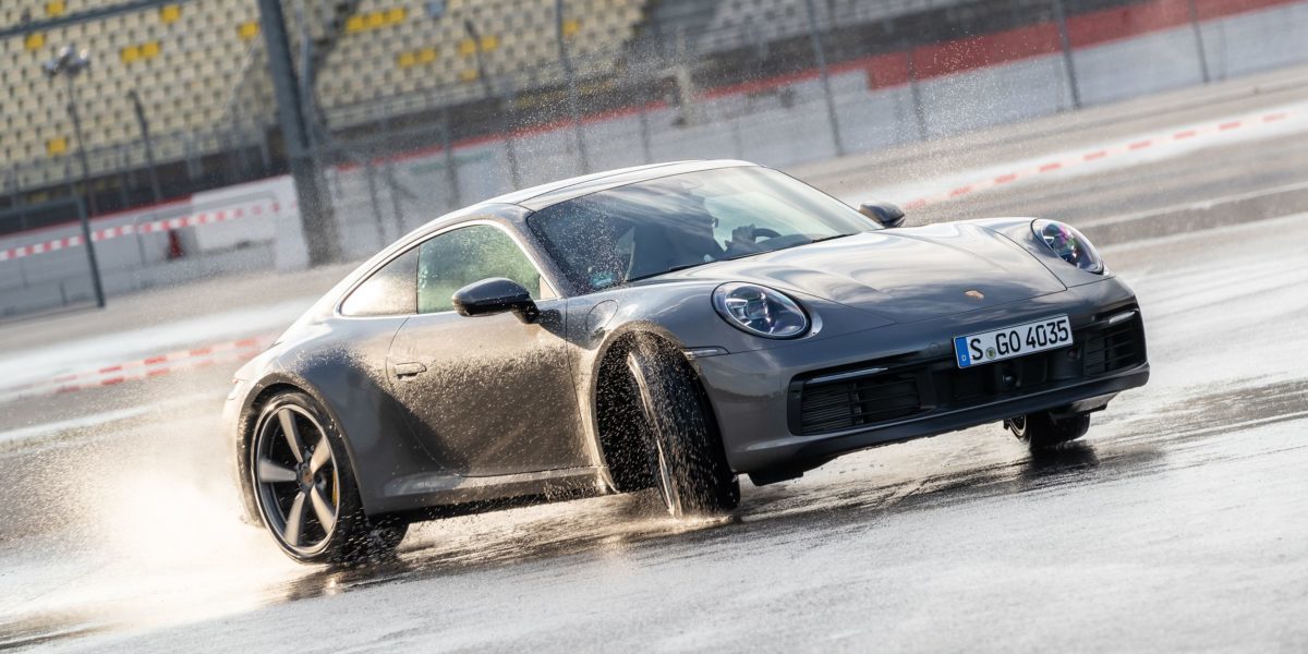 Η νέα Porsche 911 πολεμάει την υδρολίσθηση με… μικρόφωνα!