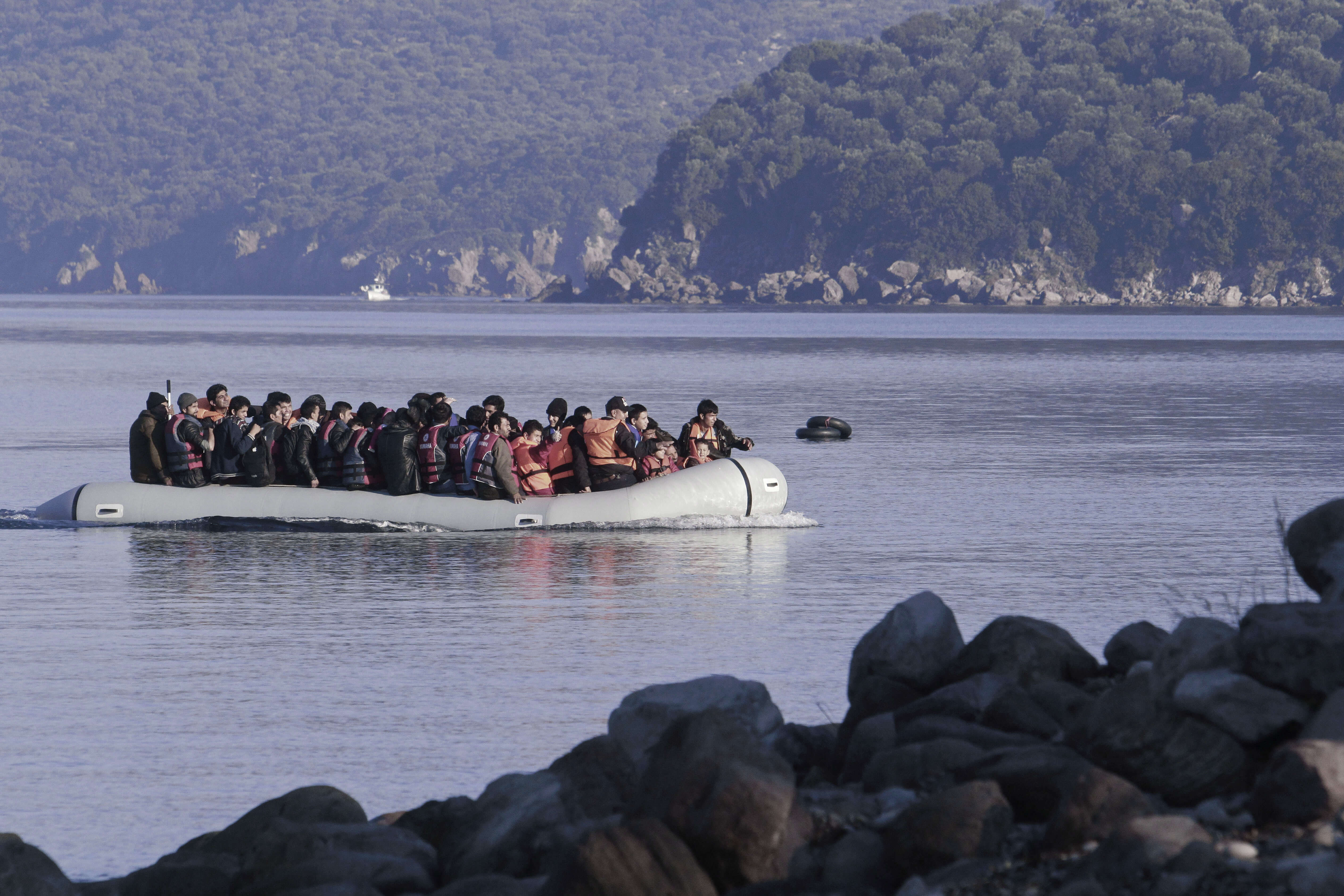 Αυξάνονται οι εισροές προσφύγων και μεταναστών από τον Έβρο