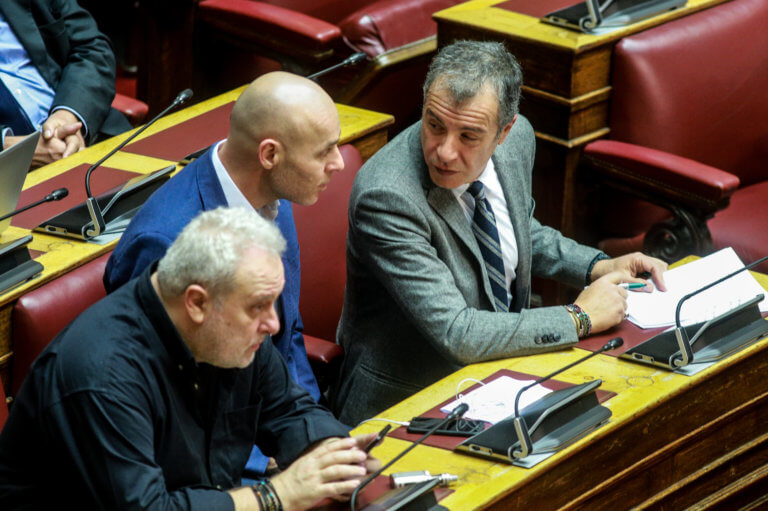 Ψαριανός και Θεοδωράκης σχεδόν πιάστηκαν στα χέρια! | Newsit.gr Ψαριανός και Θεοδωράκης σχεδόν πιάστηκαν στα χέρια! | Newsit.gr