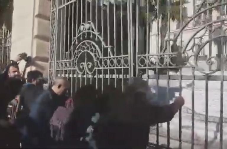 Θεσσαλονίκη: Ένταση στο ΥΜΑΘ! Προσπάθησαν να σπάσουν την πύλη – video | Newsit.gr Θεσσαλονίκη: Ένταση στο ΥΜΑΘ! Προσπάθησαν να σπάσουν την πύλη – video | Newsit.gr