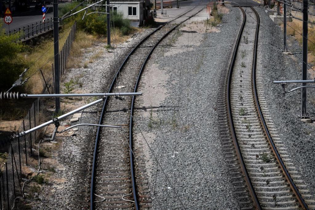 Θεσσαλονίκη: Σκαρφάλωσαν στο τρένο για να ταξιδέψουν δωρεάν! Απίστευτες εικόνες σε σταθμό του ΟΣΕ