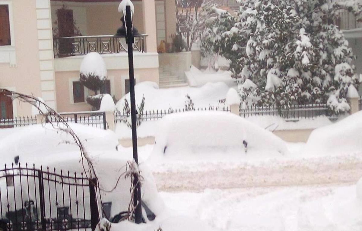 Καιρός: Τα αυτοκίνητα θάφτηκαν στο χιόνι στα Γρεβενά – video