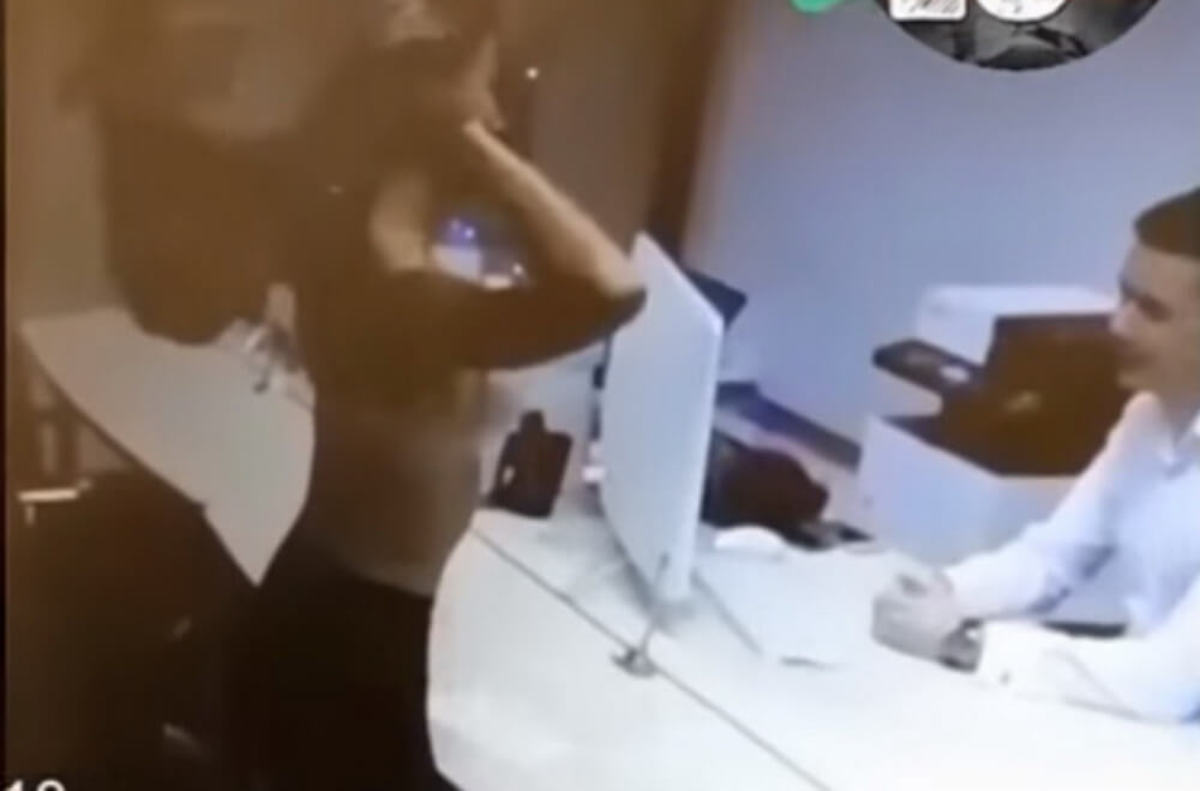 Βγήκε (κυριολεκτικά) από τα ρούχα της για να αγοράσει αυτοκίνητο! [vid]