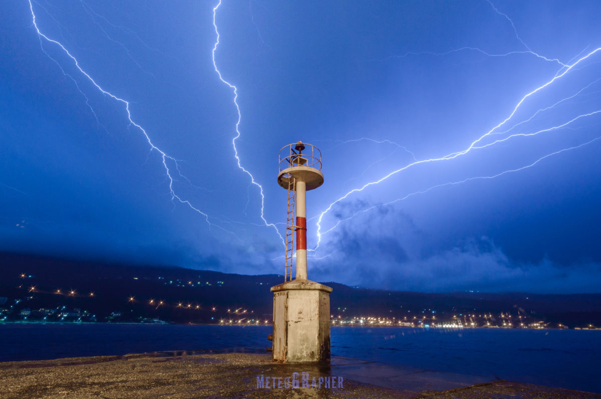 Σάμος: Εκπληκτικές εικόνες από το πέρασμα ηλεκτρικής καταιγίδας – Οι κεραυνοί που κέντρισαν τα βλέμματα [pics]