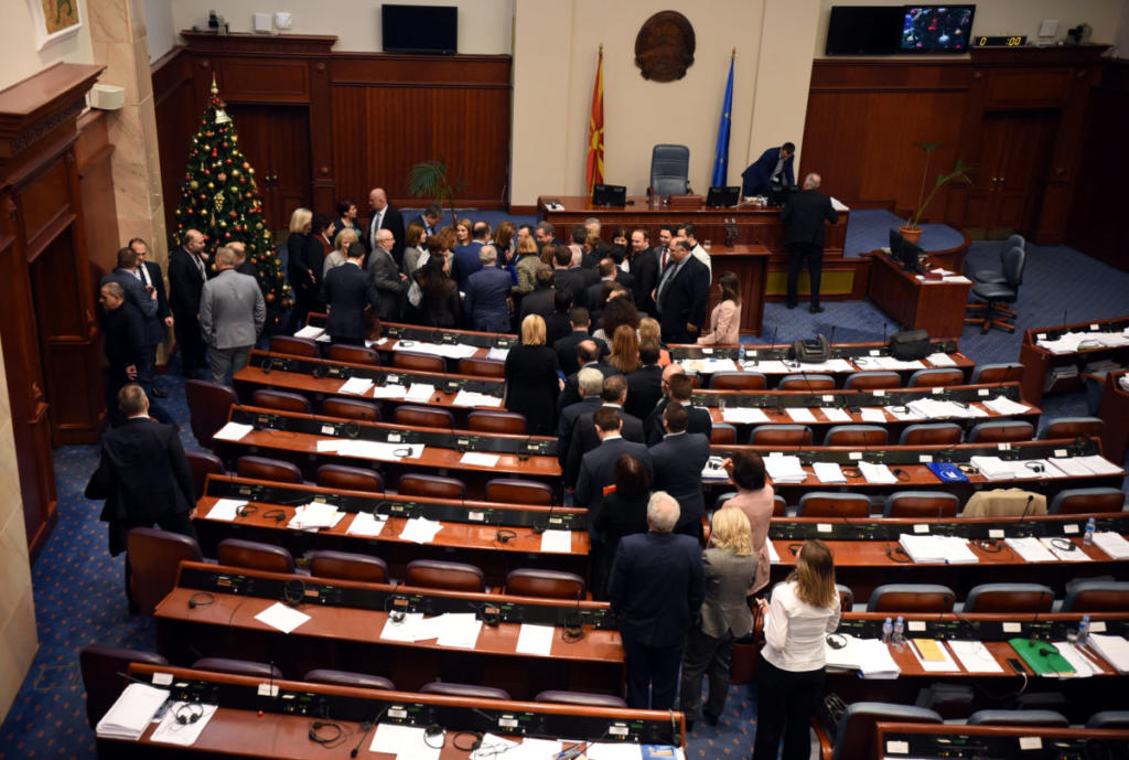 Σκόπια: Οι πρώτες αντιδράσεις μετά την έγκριση των συνταγματικών αλλαγών για τη “Βόρεια Μακεδονία”
