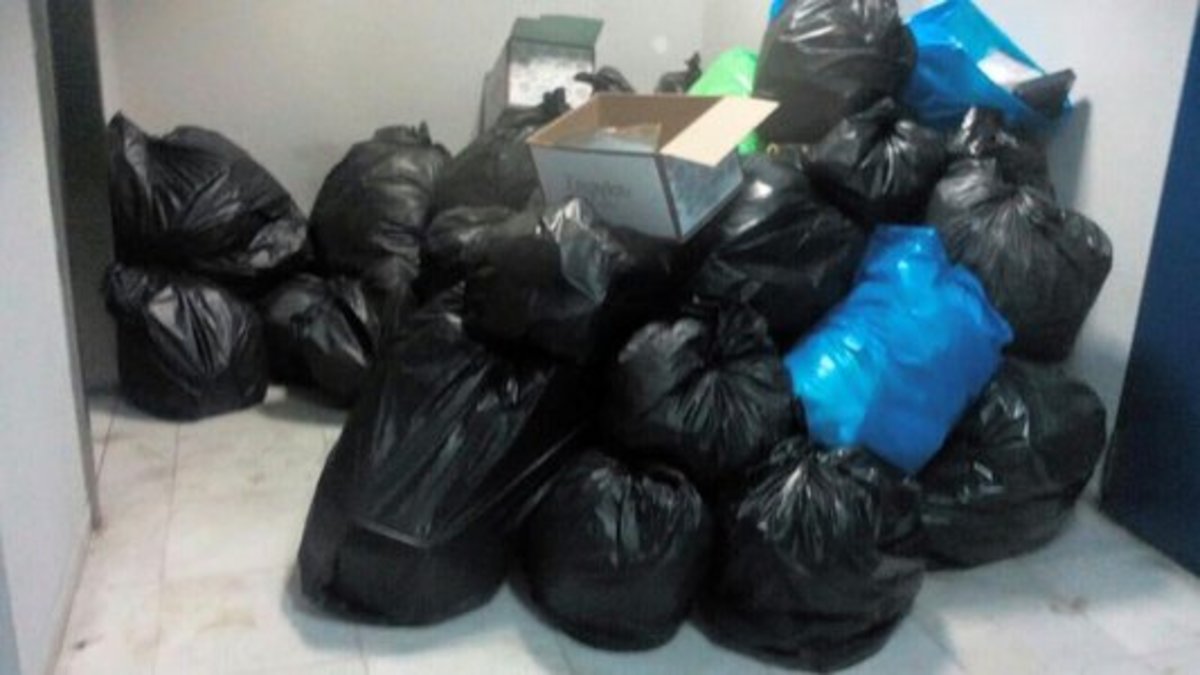 Εικόνες ντροπής από κτίρια αστυνομικών υπηρεσιών – Σκουπίδια παντού | Newsit.gr Εικόνες ντροπής από κτίρια αστυνομικών υπηρεσιών – Σκουπίδια παντού | Newsit.gr
