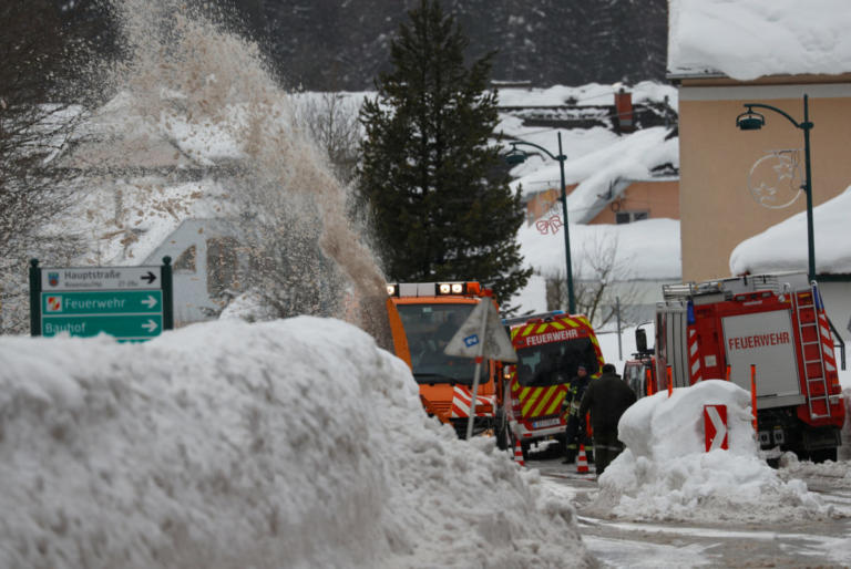 Αποκλεισμένο λόγω χιονοστιβάδας ένα χωριό στην Ελβετία!
