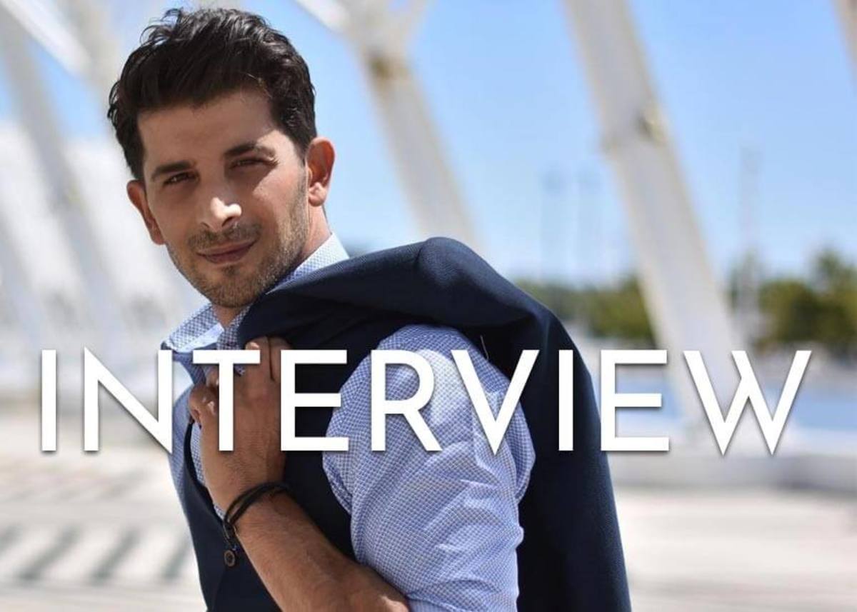 Ο Χρήστος Σπανός στο TLIFE: Το μυστικό του για τη νεανική του εμφάνιση, ο έρωτας με την σύζυγό του και το «Δείπνο Ηλιθίων»