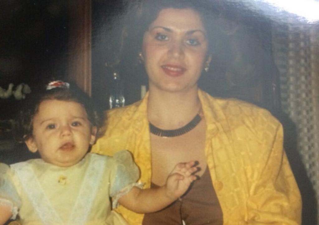 Το κορίτσι στην φωτογραφία είναι γνωστή Ελληνίδα παρουσιάστρια μαζί με την μαμά της! Την αναγνωρίζεις;