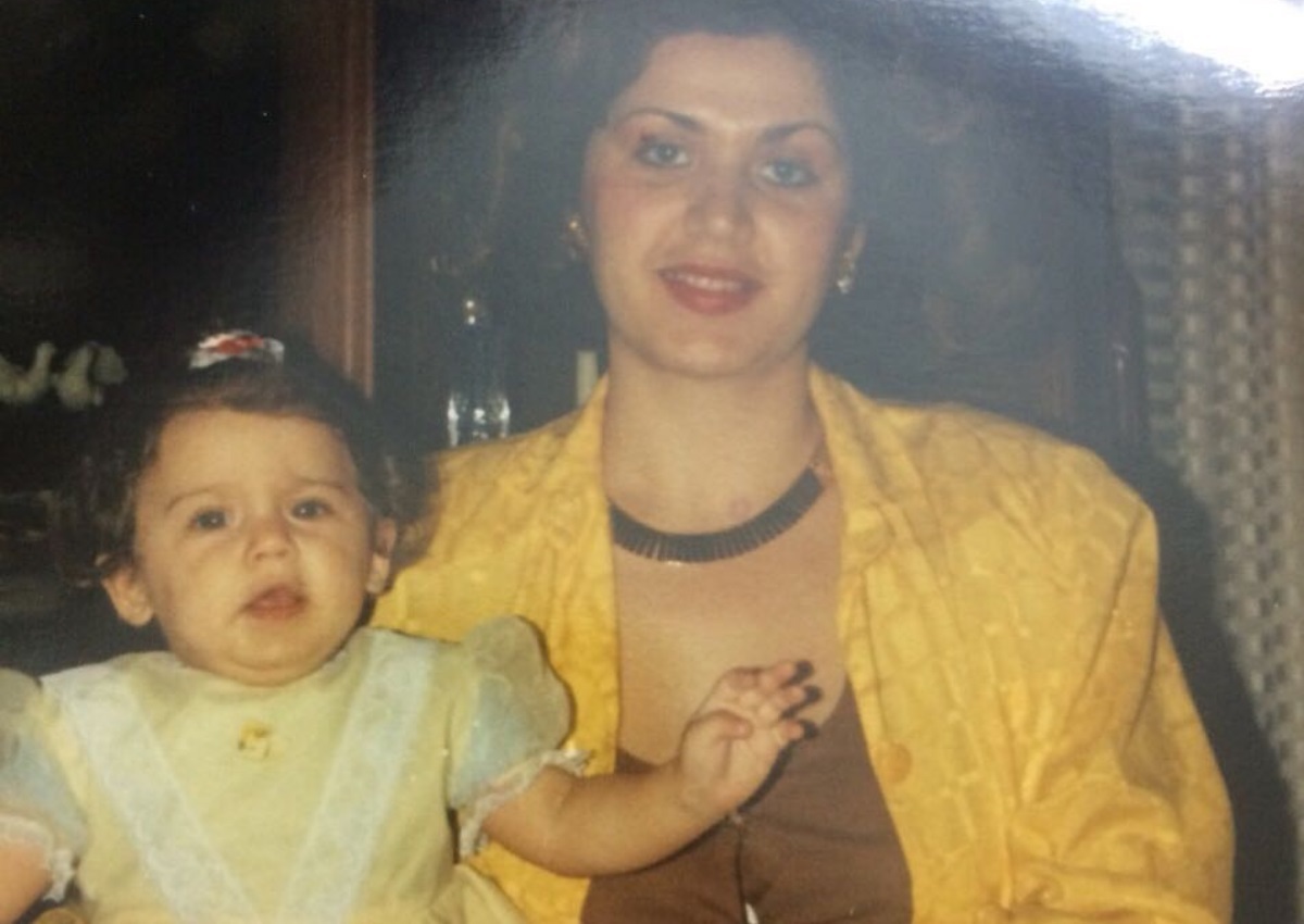 Το κορίτσι στην φωτογραφία είναι γνωστή Ελληνίδα παρουσιάστρια μαζί με την μαμά της! Την αναγνωρίζεις;