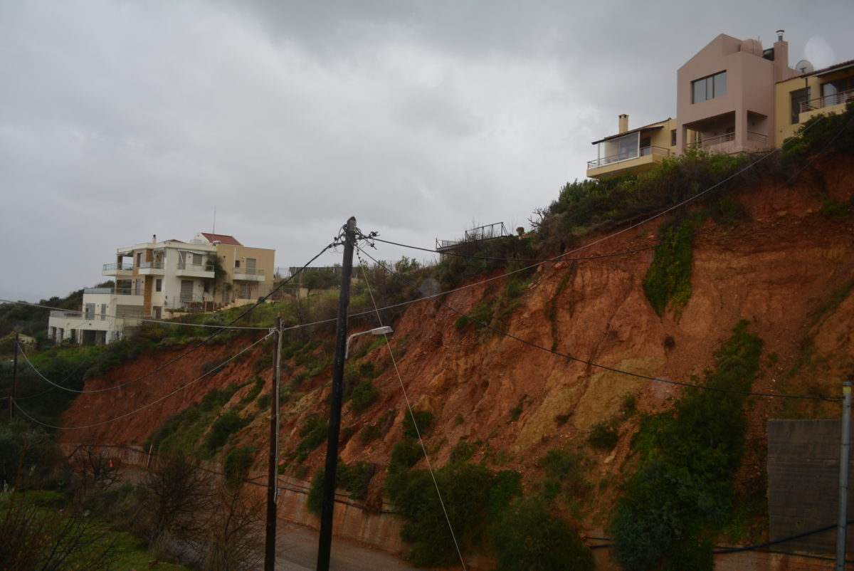 Χανιά: Μια ολόκληρη γειτονιά στο χείλος του γκρεμού – Οι κατολισθήσεις εξαφάνισαν 6 μέτρα γης [pics, video]
