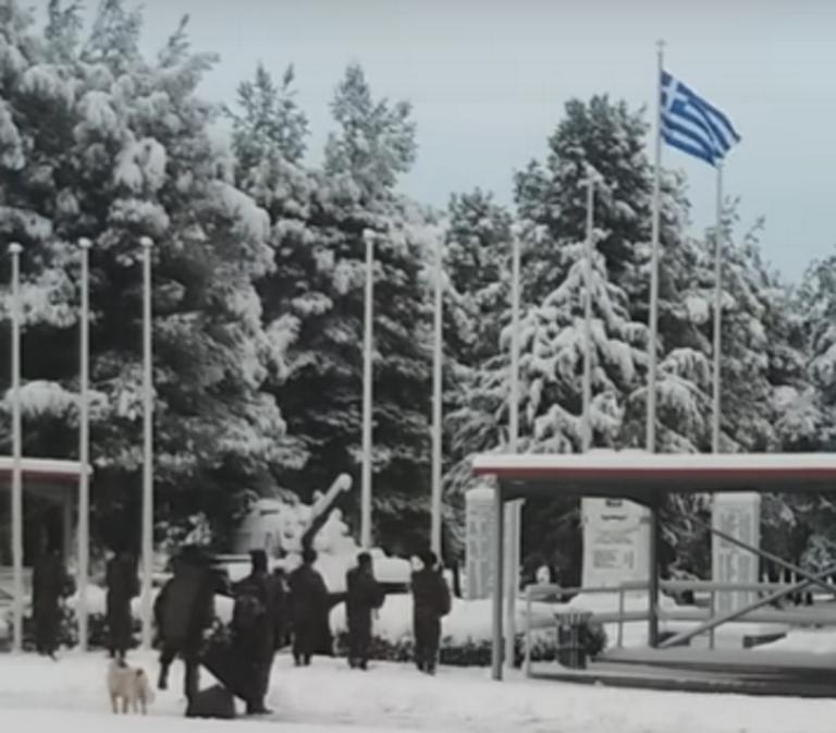 Αυλώνας: Στρατιώτες σε στάση προσοχής στα χιόνια για την έπαρση της ελληνικής σημαίας – Η στεντόρεια φωνή τους – video | Newsit.gr Αυλώνας: Στρατιώτες σε στάση προσοχής στα χιόνια για την έπαρση της ελληνικής σημαίας – Η στεντόρεια φωνή τους – video | Newsit.gr