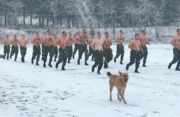 Οι φωτογραφίες με τους ημίγυμνους στρατιώτες στα χιόνια, γονάτισαν το ίντερνετ