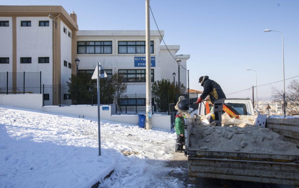 Κλειστά σχολεία και κλειστοί δρόμοι από το χιόνι – Διαρκής ενημέρωση