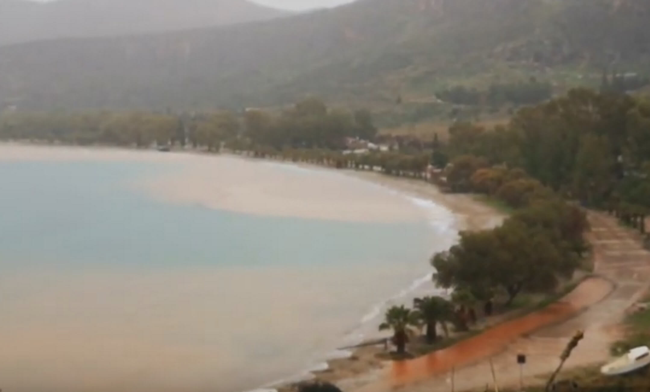 Ναύπλιο: Η θάλασσα έγινε κόκκινη – Προβλήματα σε δρόμους από την καταρρακτώδη βροχή – video