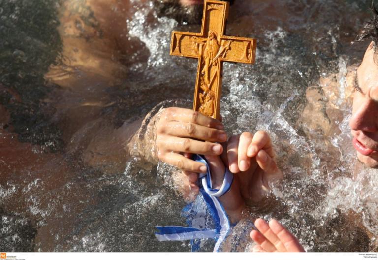 Δείτε τη μάχη μαθητών δημοτικού για να πιάσουν τον σταυρό στην Εύβοια στα φετινά Θεοφάνεια