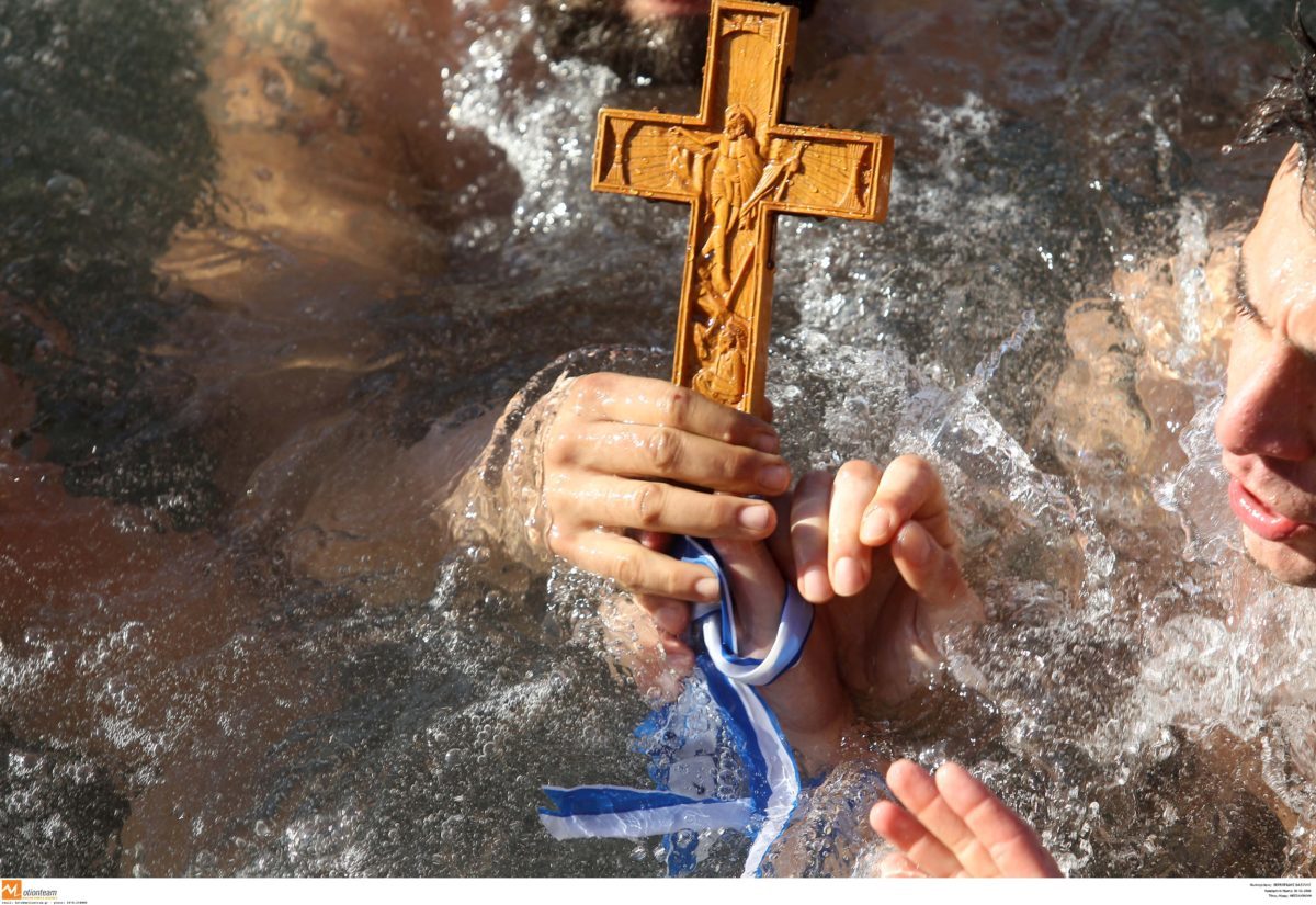 Θεοφάνεια στην Εύβοια: Η μάχη 3 μαθητών δημοτικού για να πιάσουν το σταυρό στη θάλασσα