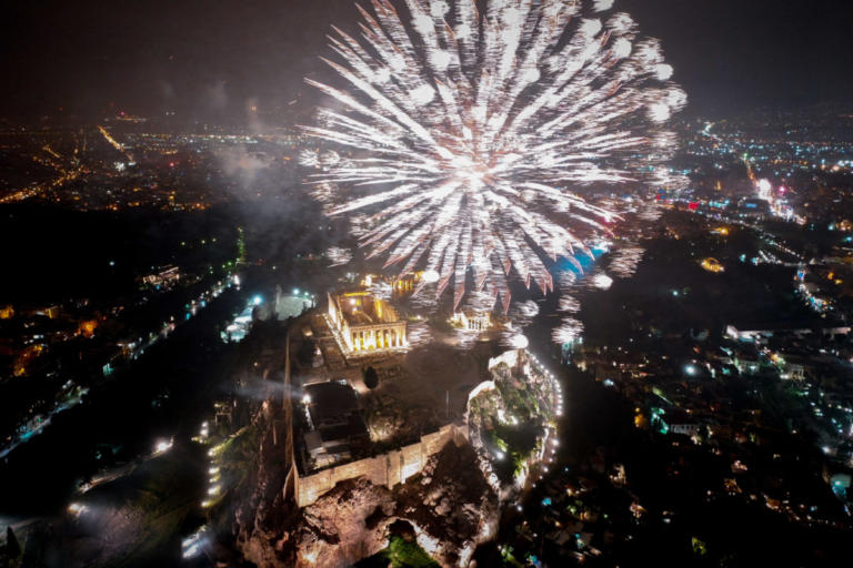 Έτσι υποδέχθηκε η Αθήνα το 2019! Εντυπωσιακές εικόνες από ψηλά
