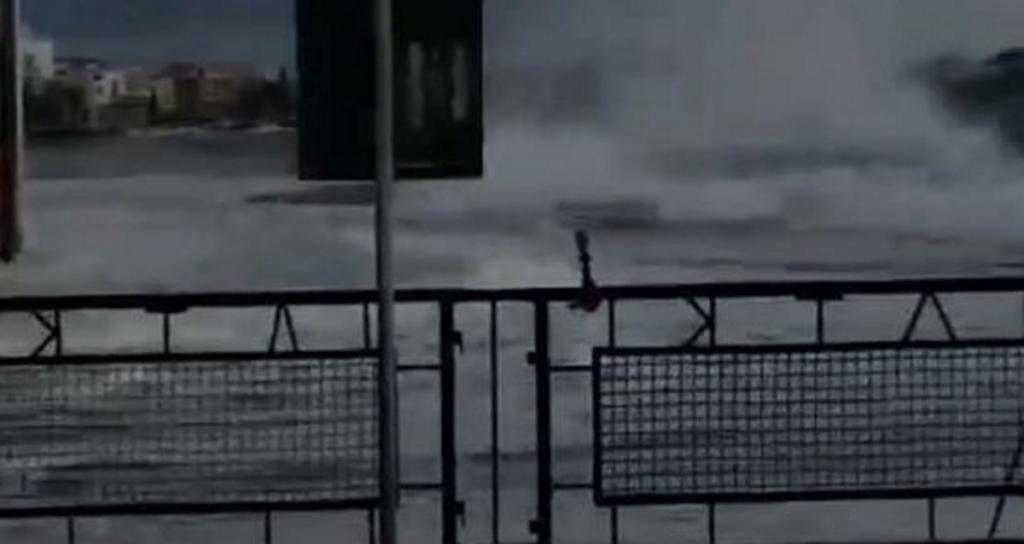 Τήνος: Η στιγμή που κύματα σαρώνουν το λιμάνι – Η θάλασσα βγήκε στη στεριά – video
