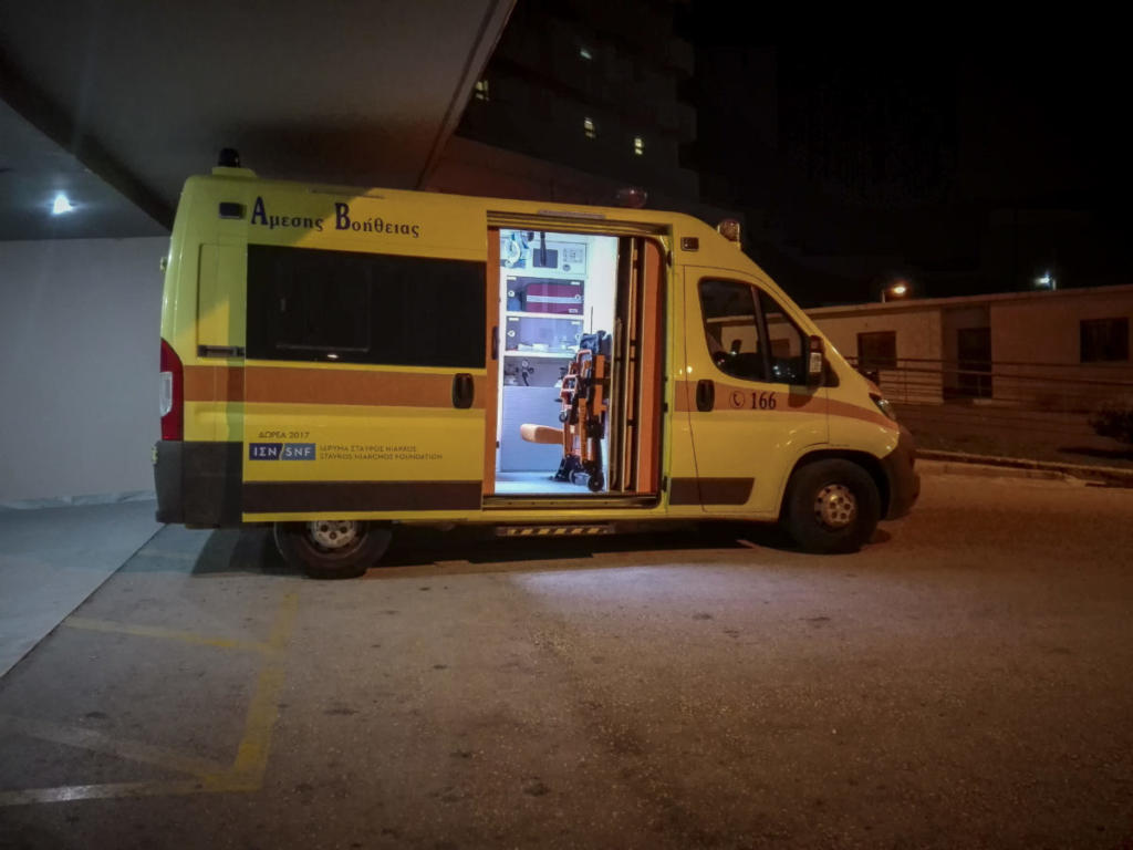 Τρίκαλα: Σκηνές απείρου κάλλους μόλις έφτασε το ασθενοφόρο στο νοσοκομείο – Ο ασθενής έγινε “ταύρος”!