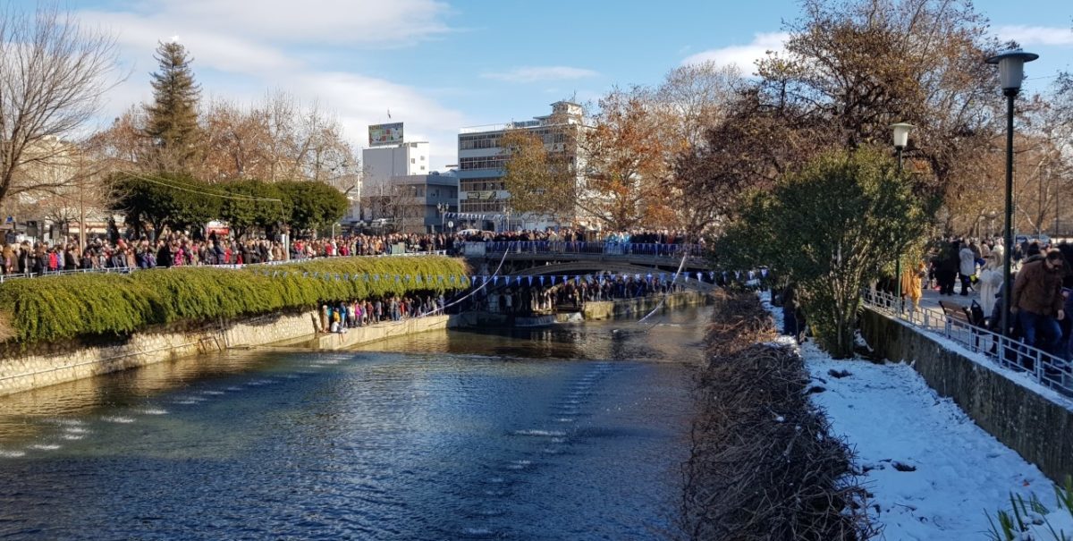 Κοσμοσυρροή στα Τρίκαλα για το σταυρό! Θεοφάνια στον Ληθαίο ποταμό [vids, pics]