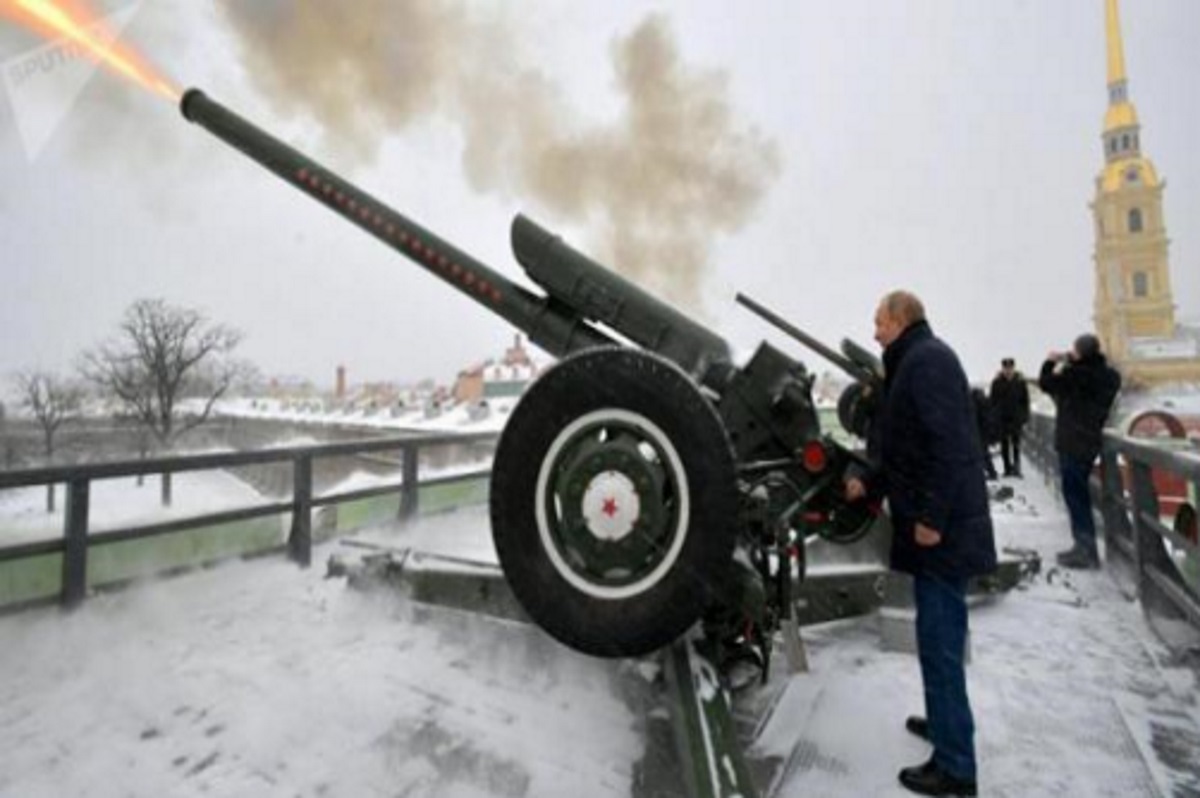 Ο “Τσάρος” Πούτιν “ρίχνει” με όπλο Πυροβολικού και “πέφτει” το Διαδίκτυο! video