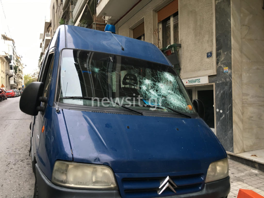 ΑΣΟΕΕ: Αυτό είναι το βαν της αστυνομίας που δέχθηκε επίθεση από κουκουλοφόρους