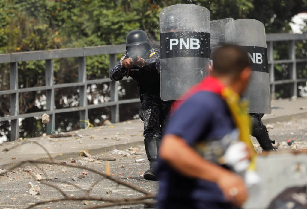 Στα πρόθυρα του εμφυλίου η Βενεζουέλα – Χάος και συγκρούσεις – Στηρίζει Μαδούρο ο στρατός
