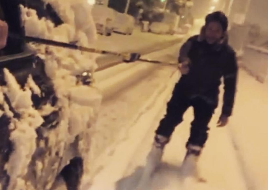 Δες τον Πάνο Βλάχο να κάνει σκι στους χιονισμένους δρόμους του Χαλανδρίου! (video)