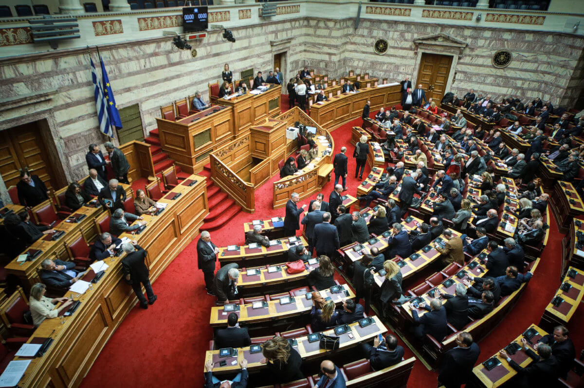 Ψάχνουν τον βουλευτή που είπε «θα μας γ…σουν τώρα» μέσα στη Βουλή!