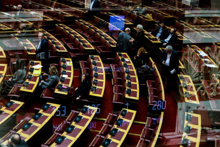 Βουλή: Δυο βουλευτές της ΝΔ υπερψήφισαν το νομοσχέδιο για το οποίο έγινε χαμός! | Newsit.gr Βουλή: Δυο βουλευτές της ΝΔ υπερψήφισαν το νομοσχέδιο για το οποίο έγινε χαμός! | Newsit.gr