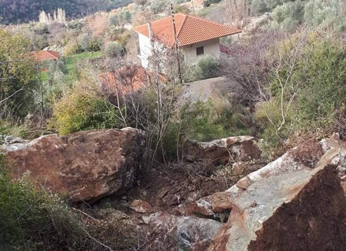 Ηλεία: Τεράστιοι βράχοι πάνω από τα σπίτια τους – Φόβοι μετά τις τελευταίες κατολισθήσεις [pics]