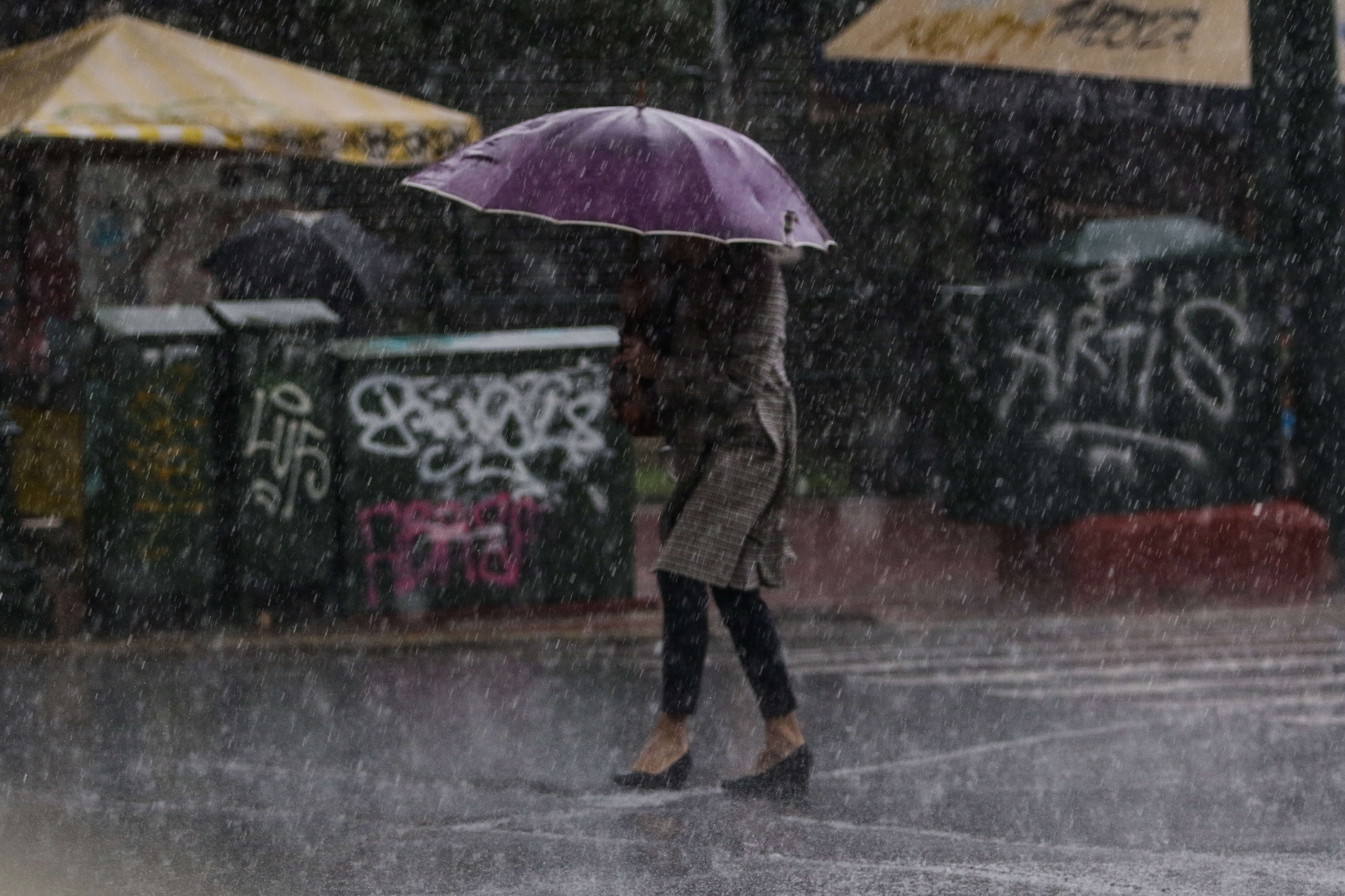 Καιρός: Μην ξεχάσετε… την ομπρέλα! Βροχές σε όλη την χώρα και πτώση της θερμοκρασίας