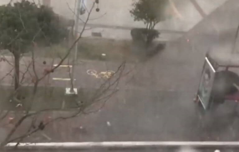 Καλαμάτα: Χαλάζι σε μέγεθος καρυδιού – Άνοιξαν οι ουρανοί τα ξημερώματα – video | Newsit.gr Καλαμάτα: Χαλάζι σε μέγεθος καρυδιού – Άνοιξαν οι ουρανοί τα ξημερώματα – video | Newsit.gr