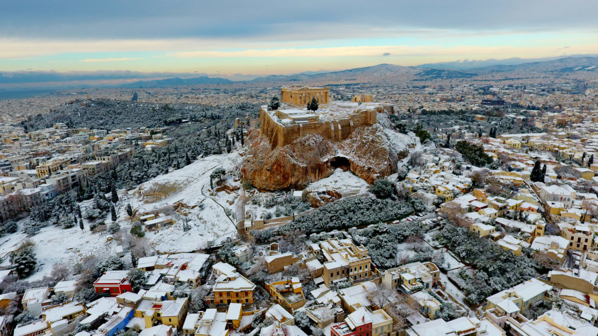 Καιρός: “Παραλύει” η χώρα από τον Τηλέμαχο – Χιόνια στην Αθήνα και “πολικές θερμοκρασίες” – video