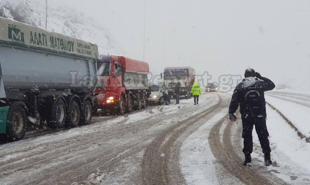 Φθιώτιδα: Μάχη με τα χιόνια για να κρατηθούν ανοικτοί οι δρόμοι – video