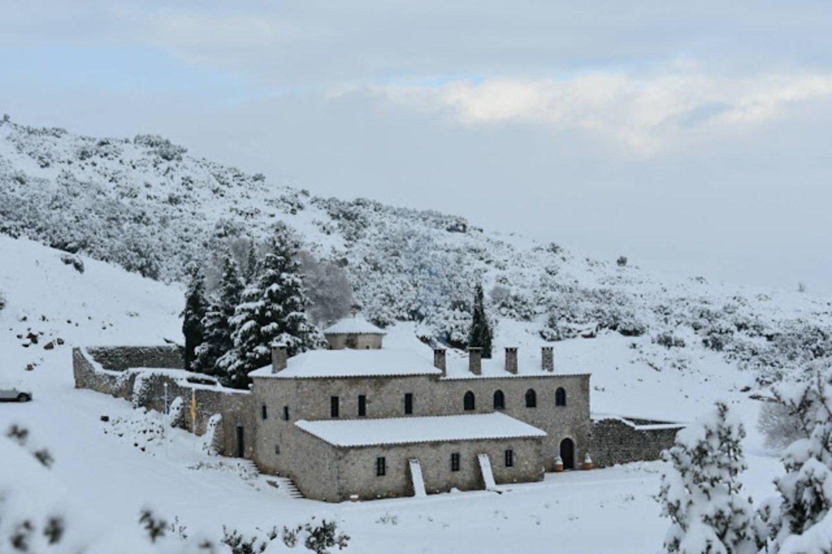 Καιρός: Αποκλεισμένο από τα χιόνια το μοναστήρι του Προφήτη Ηλία στις Ερυθρές – Εντυπωσιακές εικόνες!