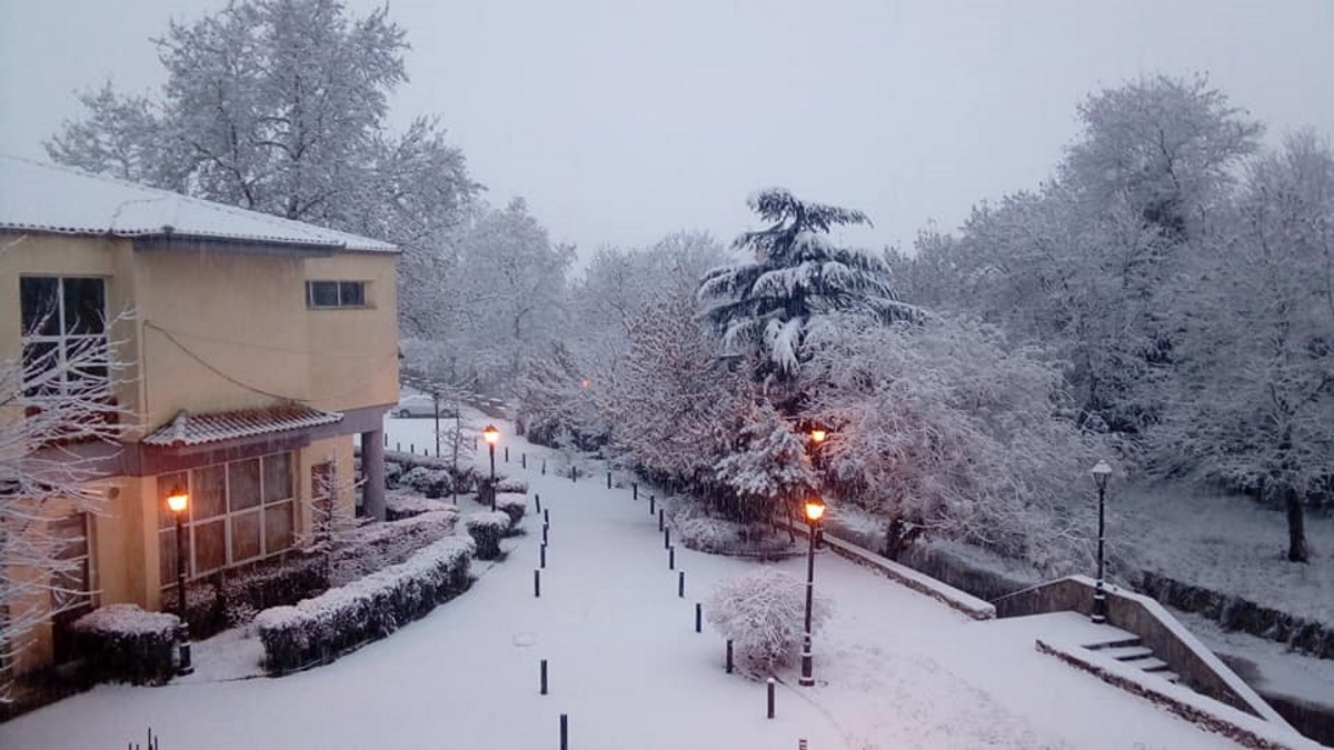 Καιρός: Εκπληκτικές εικόνες στα χιόνια από τη Λαμία μέχρι τα Τρίκαλα, τη Λάρισα και την Καρδίτσα [pics, video]