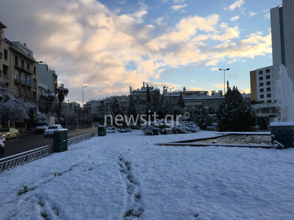 Καιρός: Η Αθήνα… “χάθηκε” στο χιόνι – video