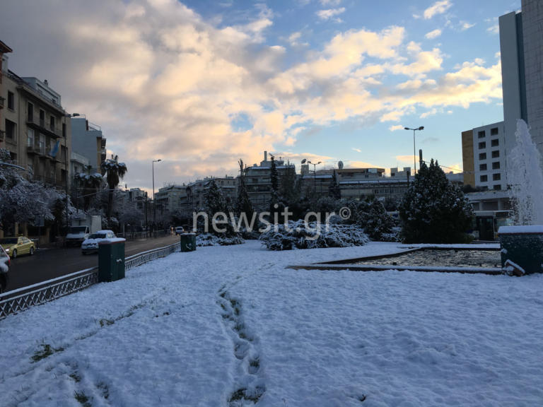 "Παγωμένος" Δρομέας, χιονισμένη Ακρόπολη! Η Αθήνα στην… κατάψυξη [pics, vid]