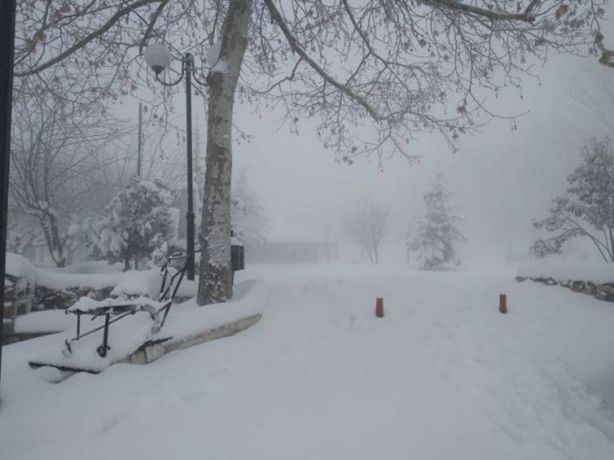 Καιρός: Αποκλεισμένα χωριά στα χιόνια στη Φθιώτιδα – Έφτασε το ένα μέτρο το ύψος του χιονιού!