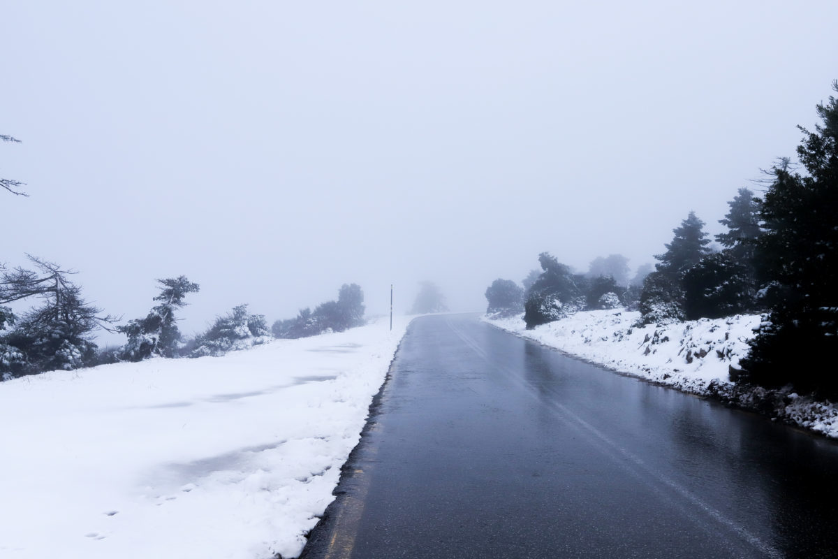 Καιρός: Κλειστός ο δρόμος προς την Πάρνηθα, λόγω έντονης χιονόπτωσης